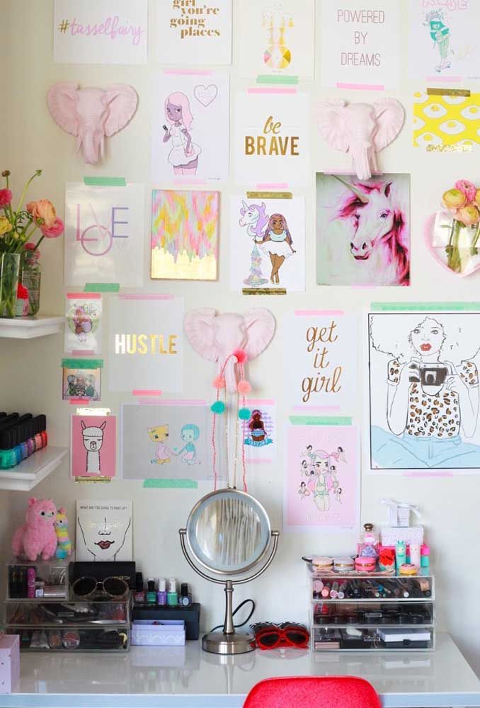 In the room of a female teenager, a panel with phrases and photos is the great feeling of the environment. Don't forget to reserve a space to store your makeup.