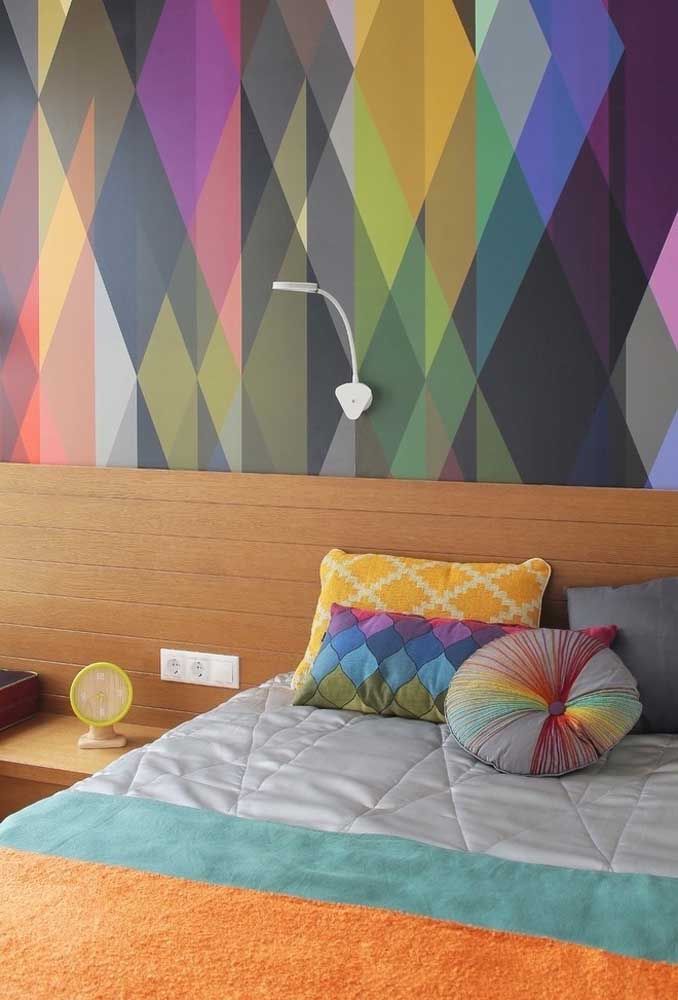 Have you ever thought about using a colorful wallpaper? The detail can make all the difference!