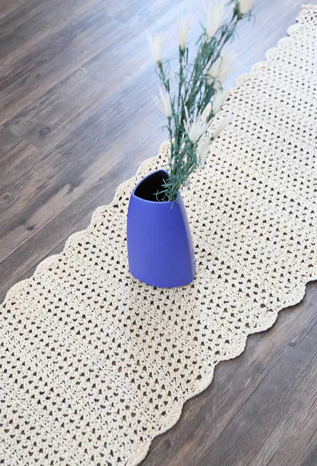 Crochet table runner to highlight a decorative object