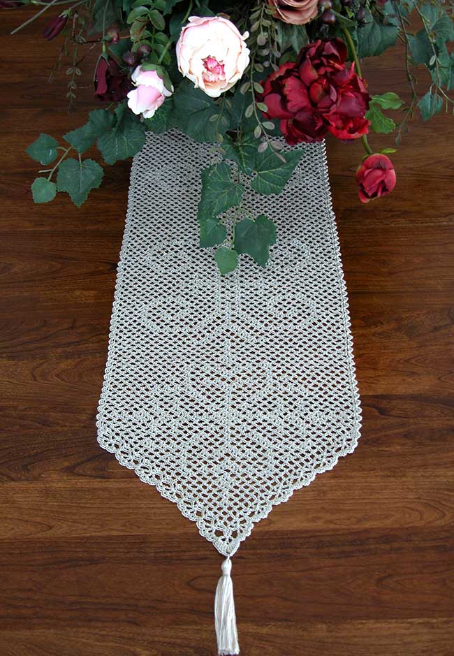 Delicate design format for the crochet table runner
