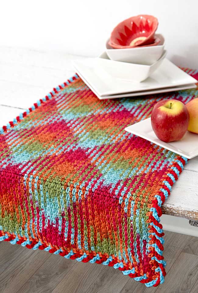 Colors to highlight the table with the croce table runner
