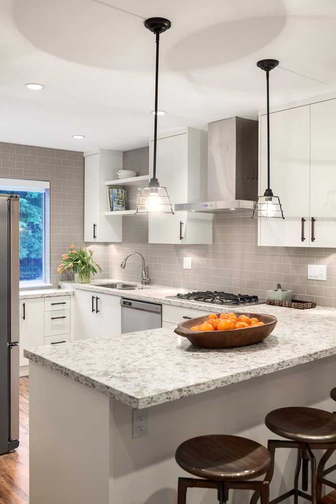 Neutral and modern, this kitchen had no difficulty inserting the arabesque gray granite