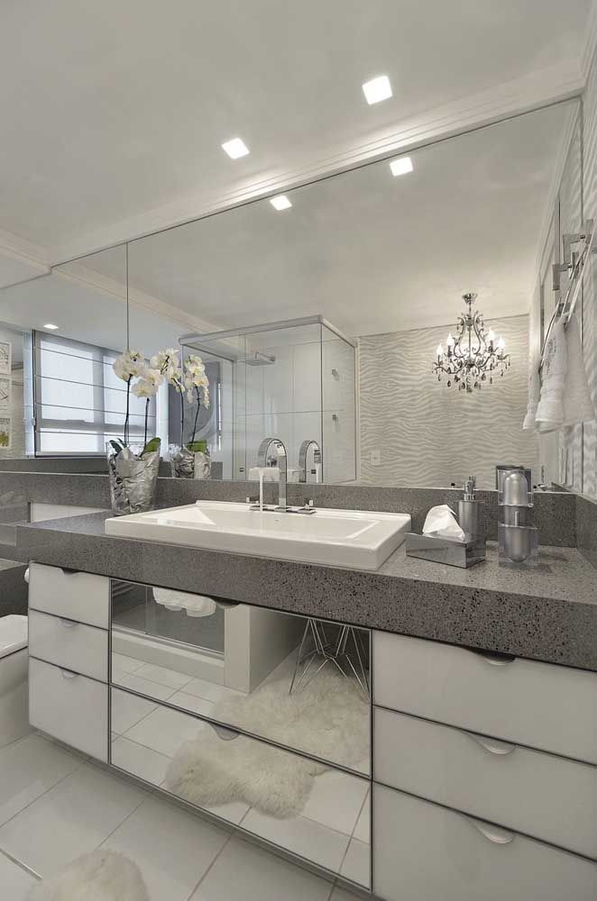 White, gray and many mirrors to create a sophisticated and glamorous bathroom