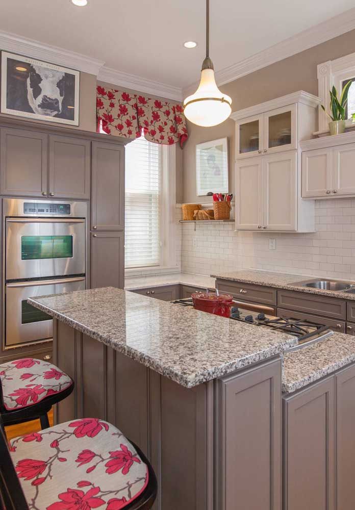 Without fear of being happy, this kitchen took advantage of the natural beauty of the gray swallow granite and also bet on the color and joy of the floral print