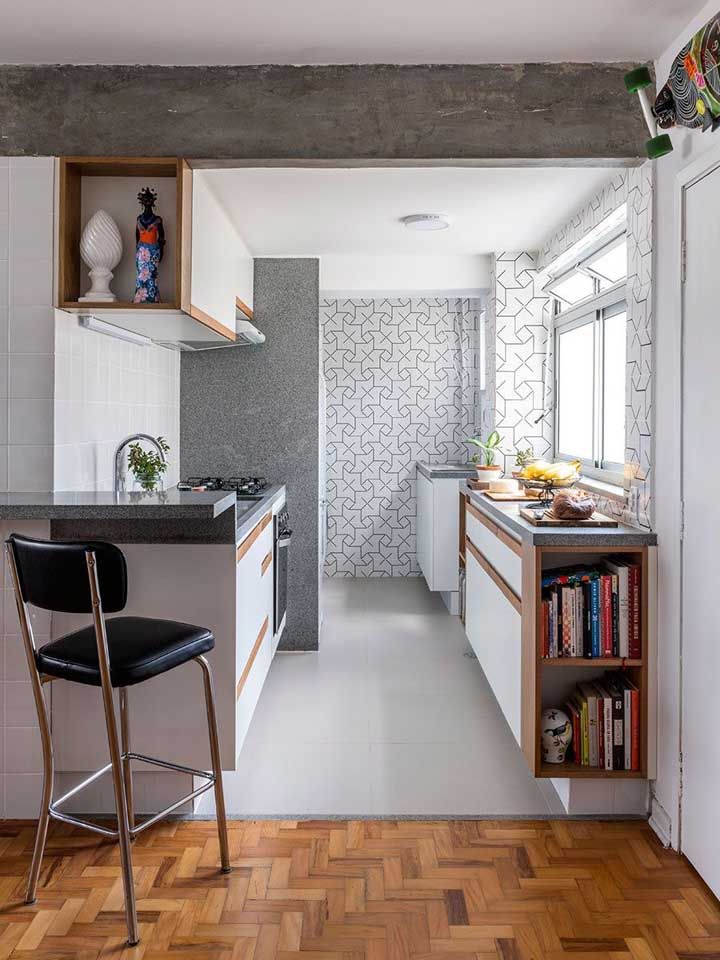 Different gray cladding in the same kitchen: corumbá gray granite, burnt cement and geometric cladding 