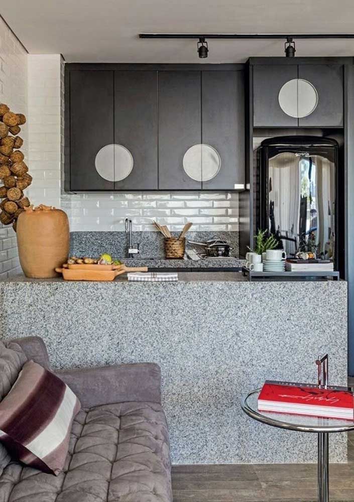 Take advantage of the striking granulations of gray corumbá granite and insert them into the decoration