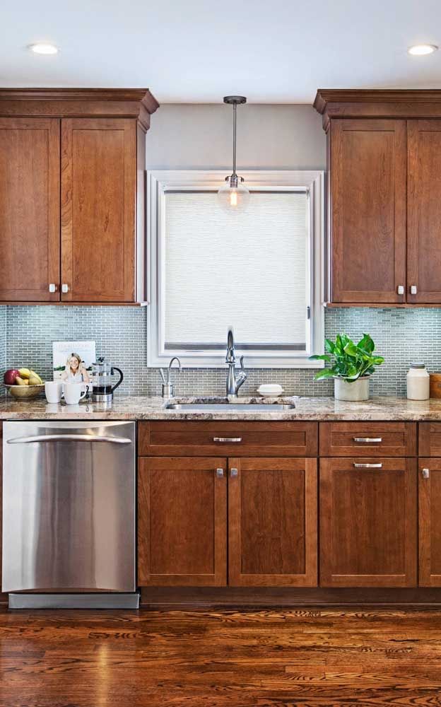 Here, the stainless steel of the mini refrigerator came to talk directly with the gray granite stone of the countertop