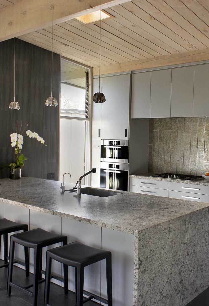 Kitchen island all covered with gray ocher granite itabira