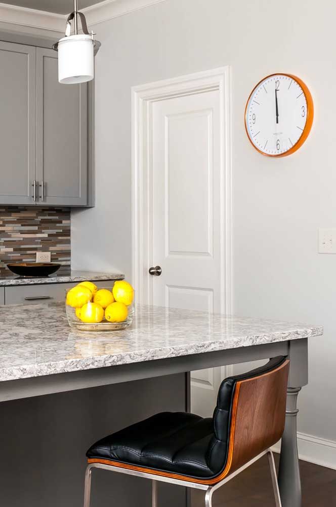 The neutrality of this kitchen with gray granite has been mitigated with the use of small objects of bright and vibrant color