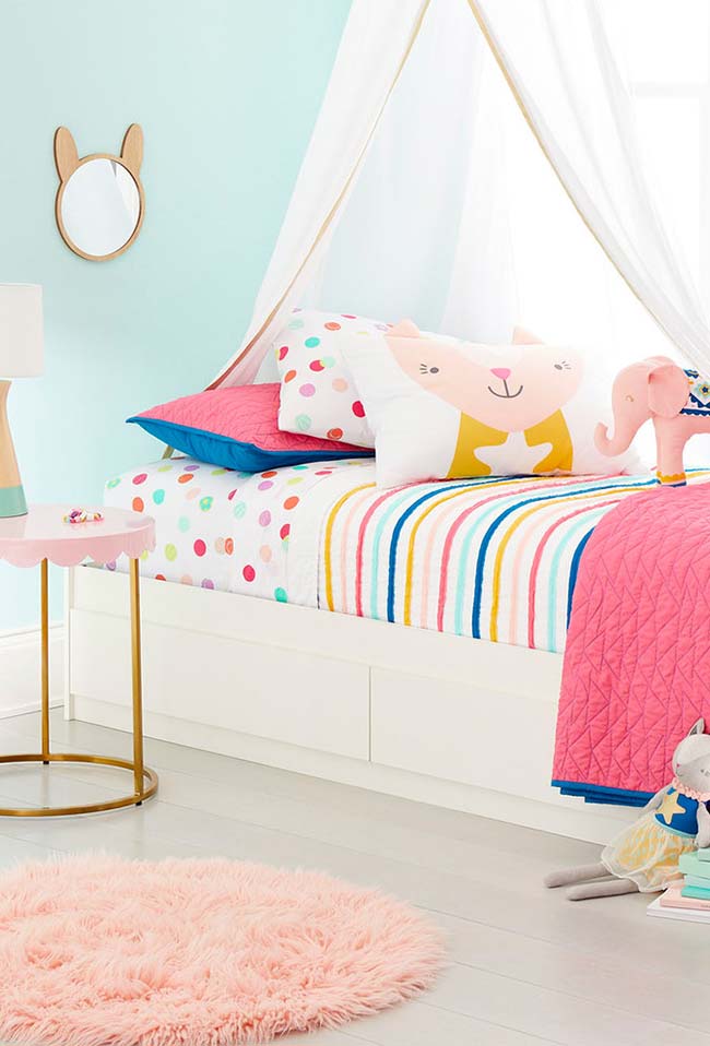 Lots of charm in the decor of the girl's room with candy colors