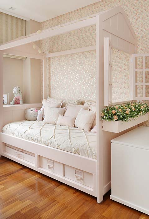 Complete bed for girl's room