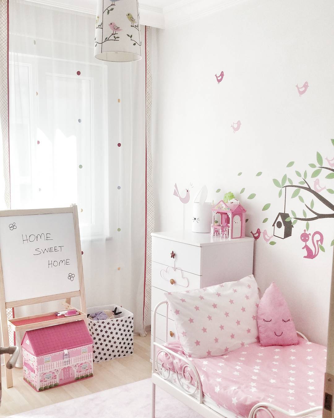 Place chalkboards, wall stickers and accessories to stimulate the child
