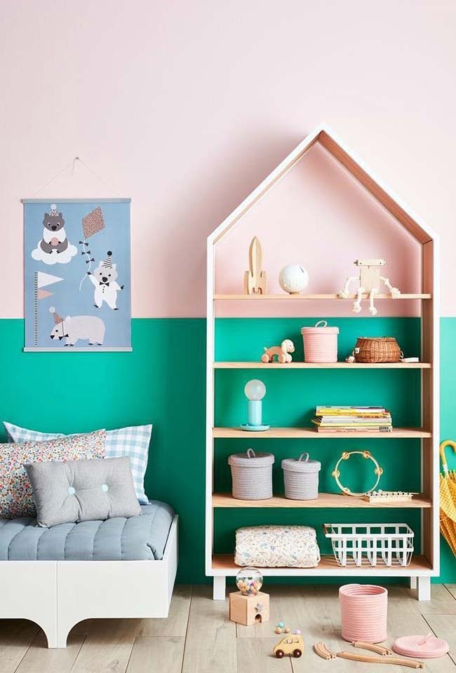 Two-color wall with green and pink
