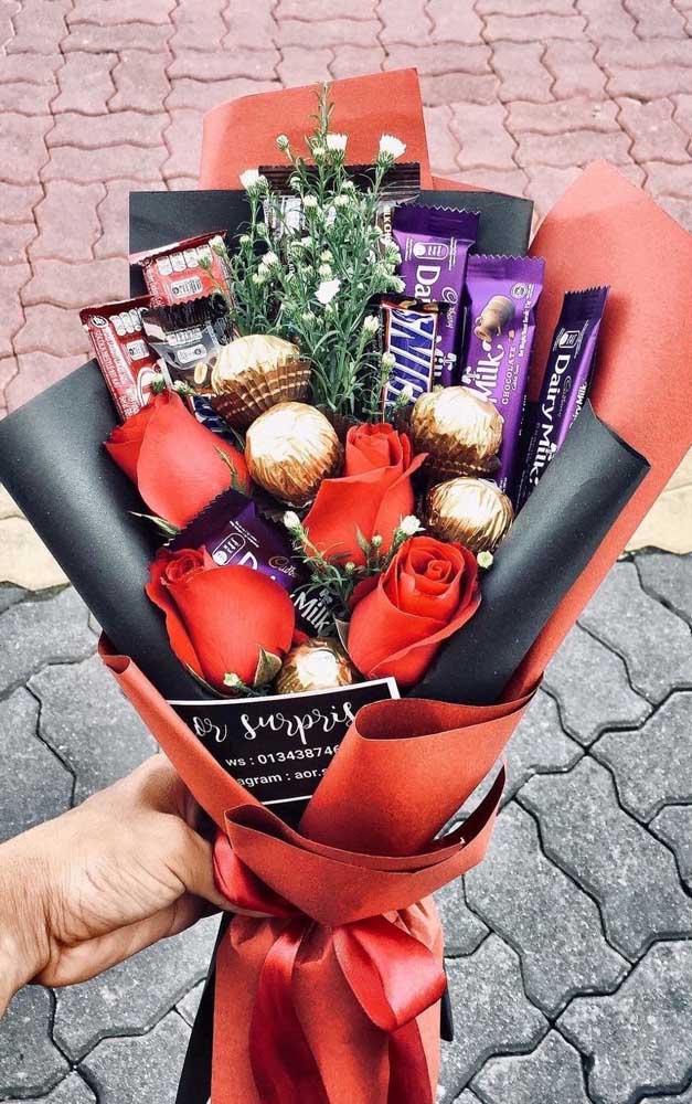 A delightful gift is this bouquet of sweets to surprise your boyfriend