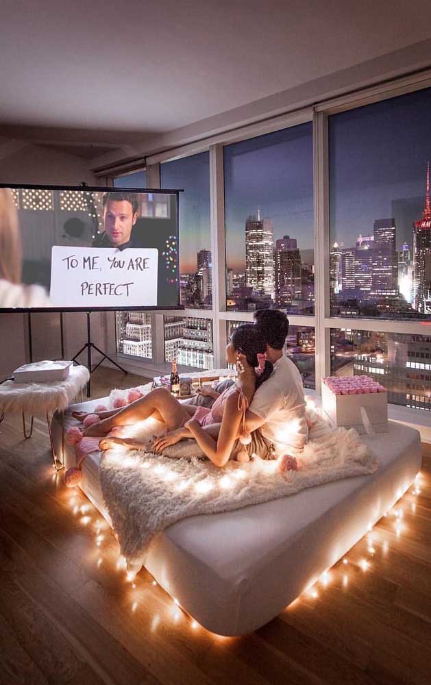 Simple and romantic option to present your boyfriend: an exclusive time for both of you watching a movie 