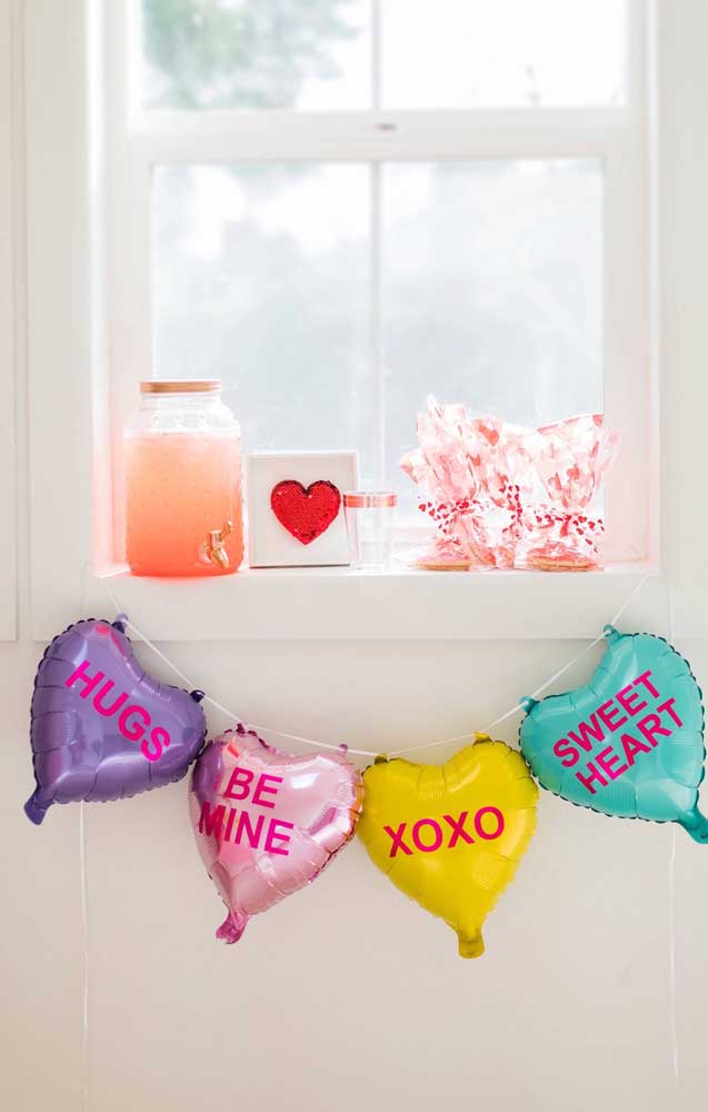 Balloons with messages to decorate the surprise for her boyfriend 