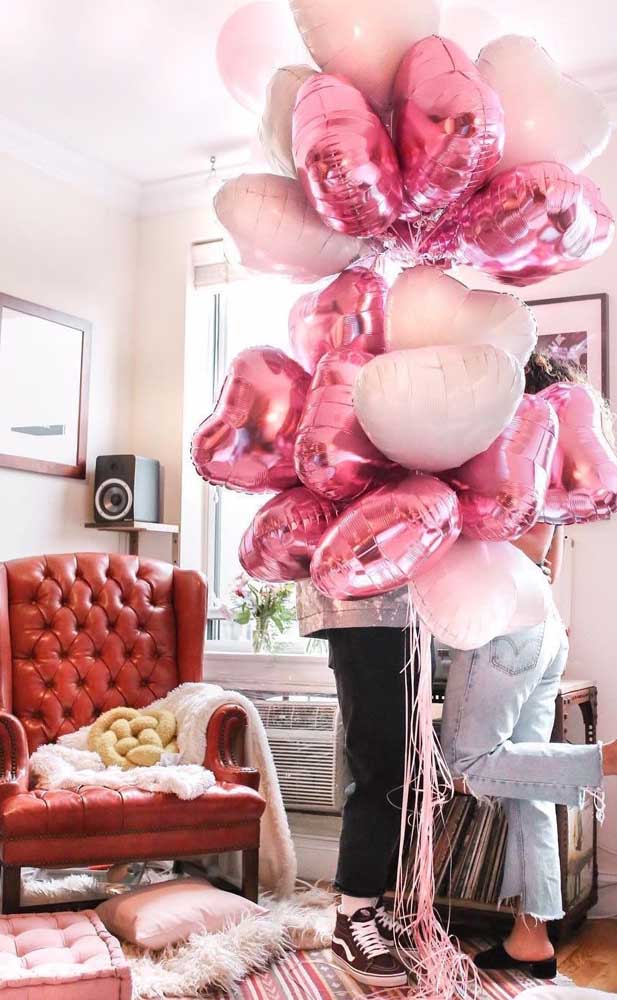 Decorating his house or room with several balloons is also very cool and yields incredible photos for Tumblr