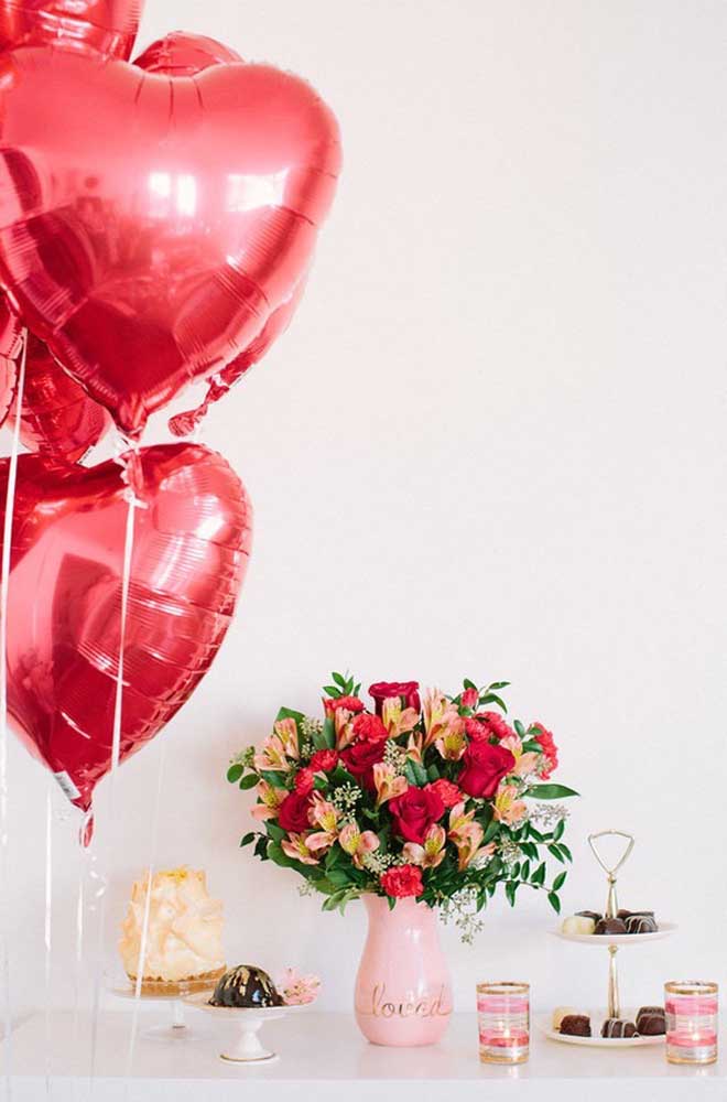 A corner with balloons and sweets can be the perfect surprise for your boyfriend, not to mention that it is simple and quick to make