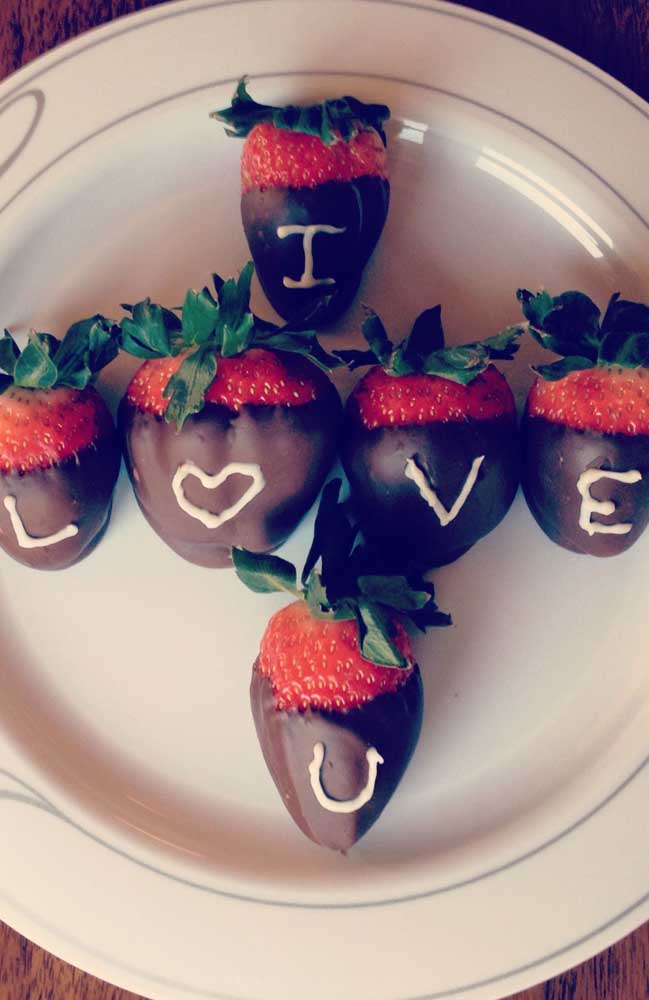 Strawberries with chocolates are always good to surprise those you love