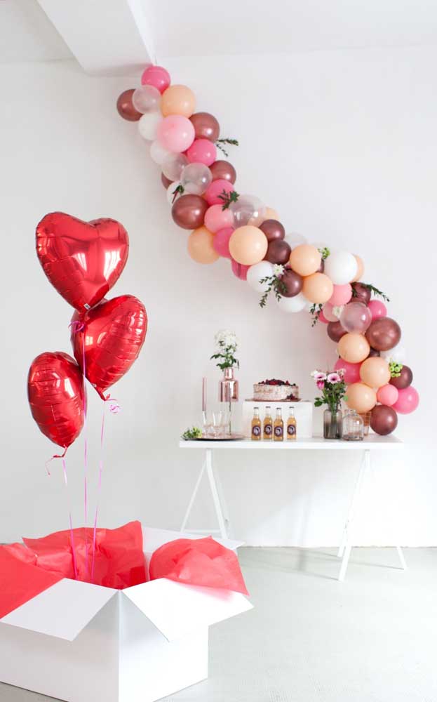 Balloons to decorate boyfriend's birthday table and heart shaped balloon box