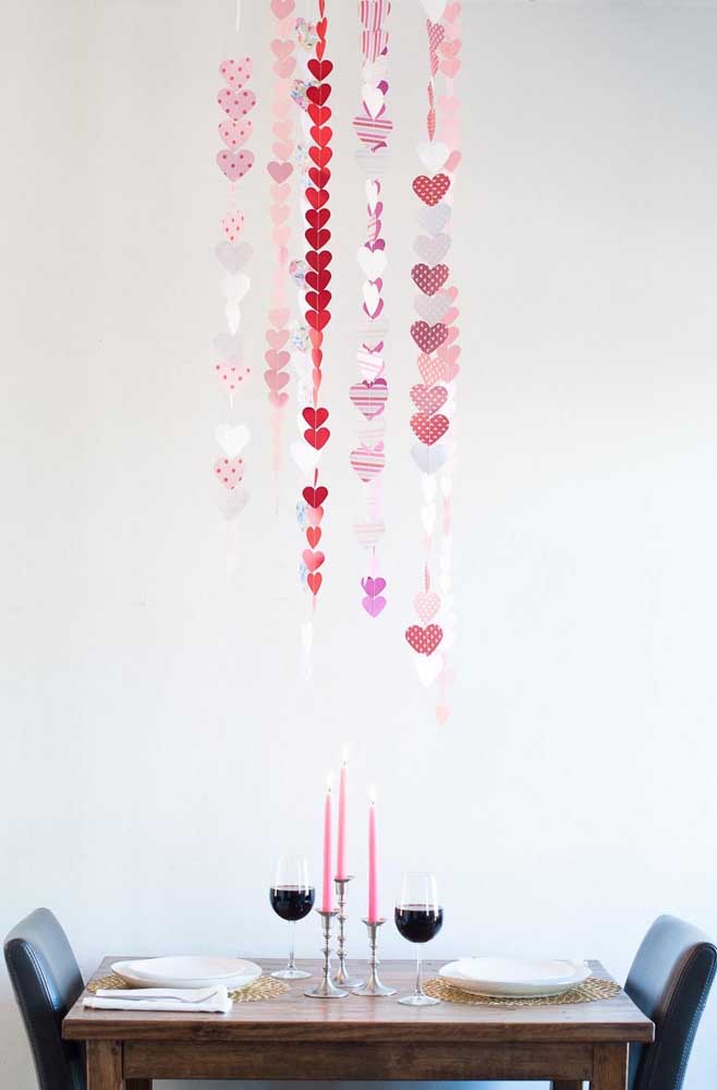 To decorate the romantic dinner table, a curtain of paper hearts was used. Creative, simple and inexpensive option