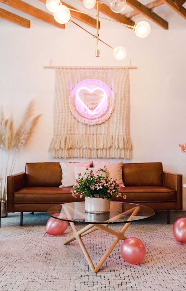 Surprise for her boyfriend in the living room with a special and super neat decor