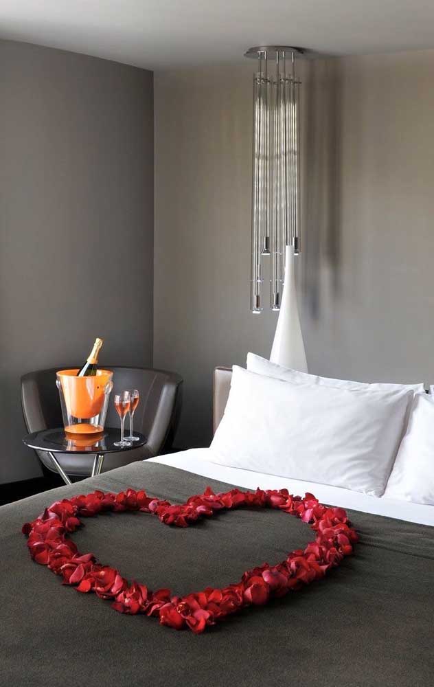 The surprise for the boyfriend in the bedroom can count on a heart made with rose petals