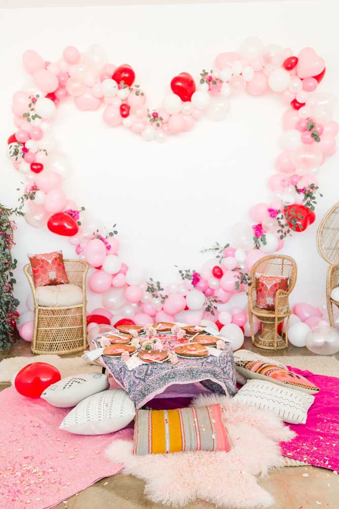 Heart-shaped bow to decorate the super romantic atmosphere