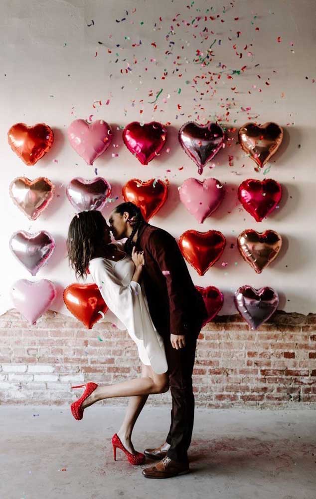 The heart balloon mural is perfect for making romantic photos on a special day