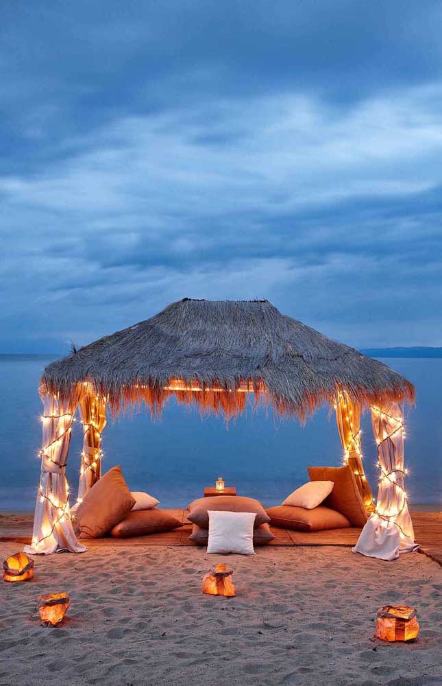 The cabin on the beach was amazing with the romantic decor, perfect to surprise those you love