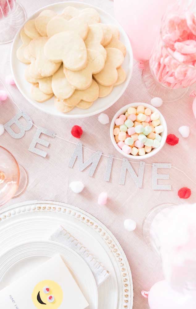 The table had cute messages to further romanticize the gift for her boyfriend