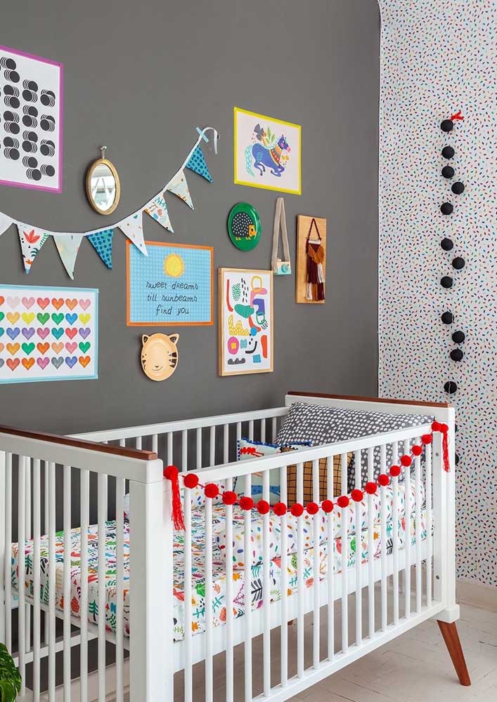 Male baby room that deviates from the standard. Notice that here, the neutral base ensured the highlight of the colorful ornaments