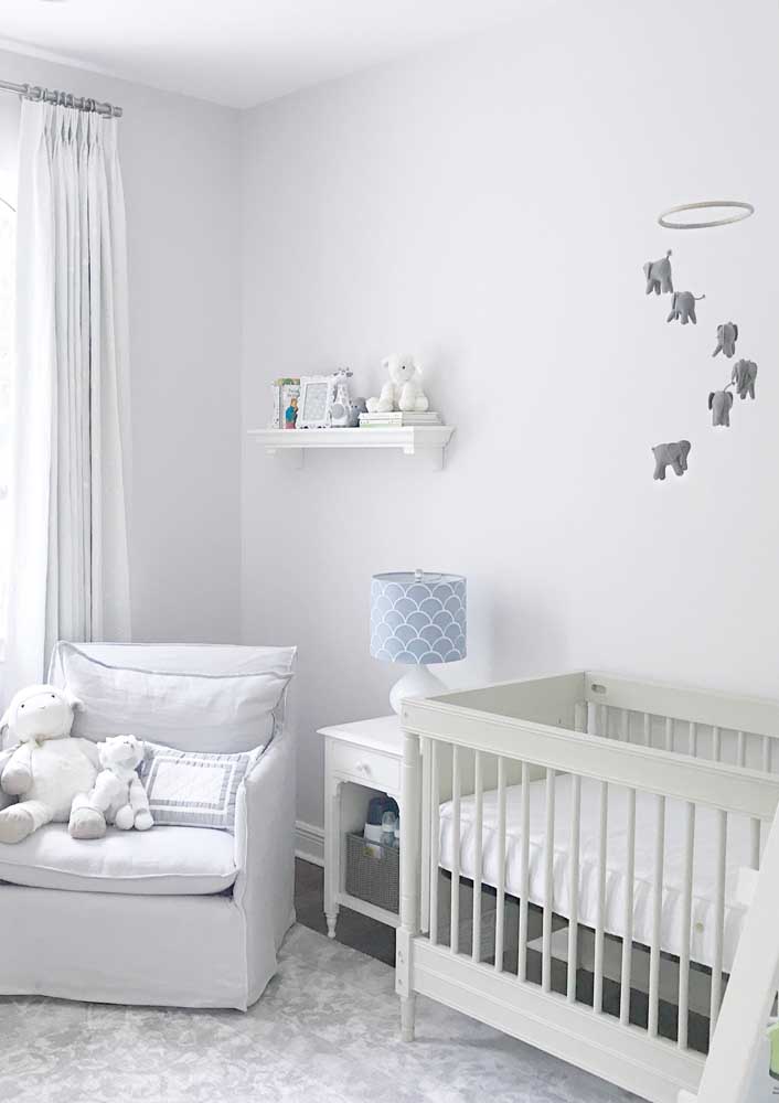 Light and elegant, this men's baby room brought an Off White palette for decoration