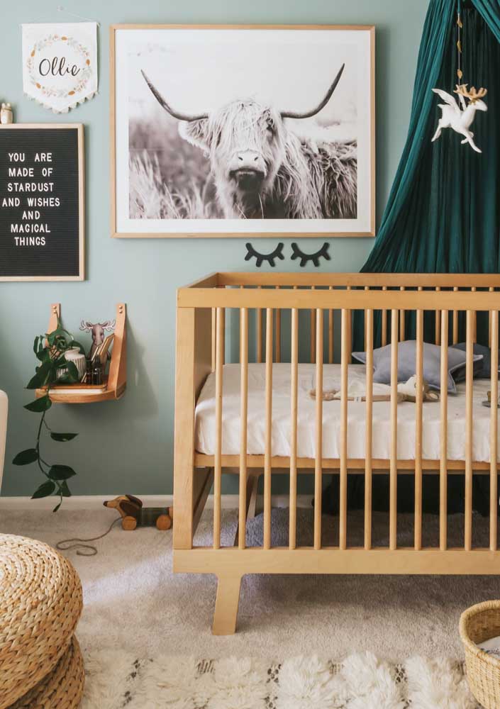 Cabana, plants and animals bring a rustic and cozy atmosphere to the baby's room, but without falling into clichés