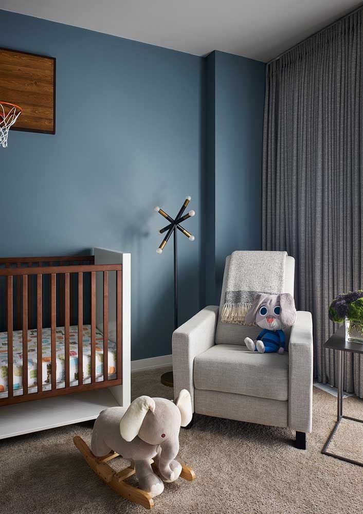 Here, the sober shade of blue guarantees a modern and refined masculine baby room