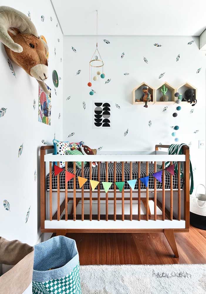 The pennants are on the rise in baby room decor. Enjoy and do it yourself!