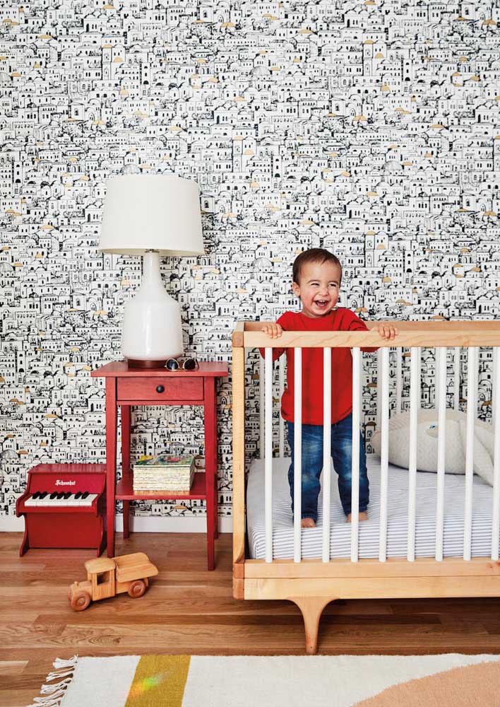 Here, to “dilute” the effect of the wallpaper pattern, furniture in neutral and woody tones was used