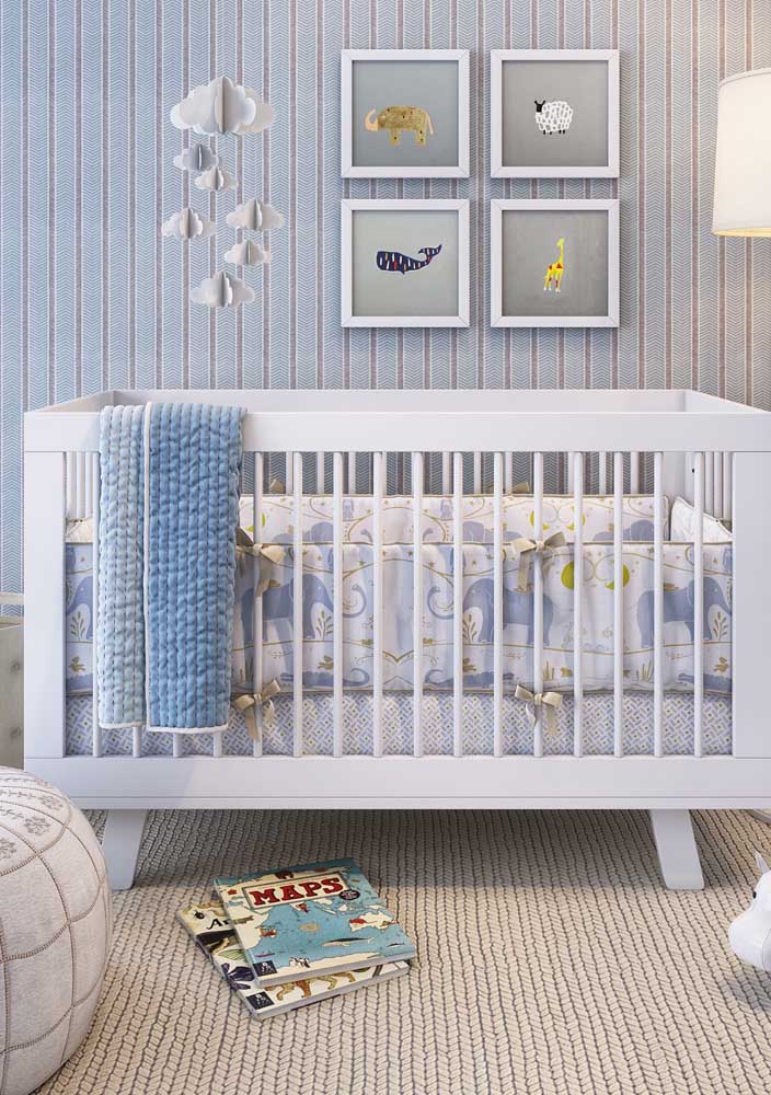 The blue and white of this male baby room bet on different textures and prints to become original, but without running away from tradition