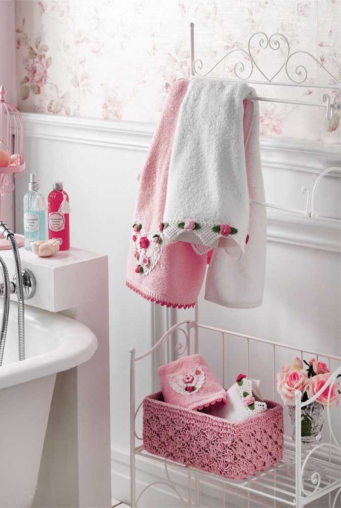 The lacy bathroom set is even more romantic and delicate with the application of flowers