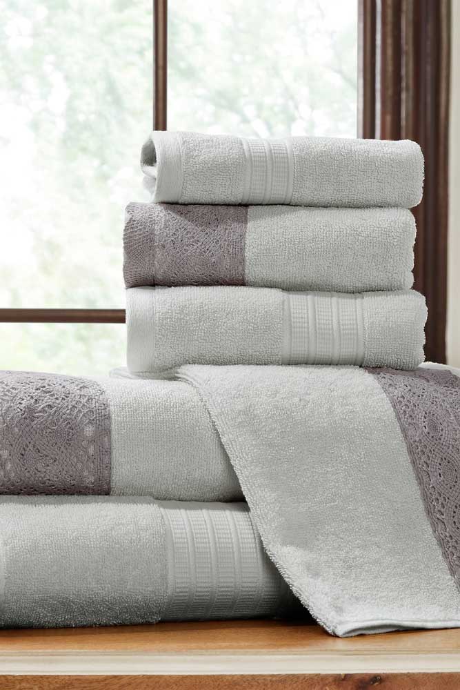 Set of gray towels with lace application in a darker tone