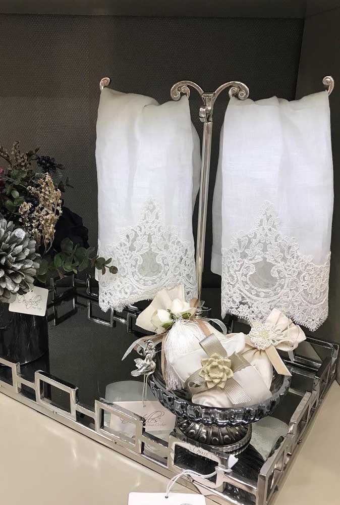 Set of towels for lavabo with lace. The surrounding decor completes the charm of the towels