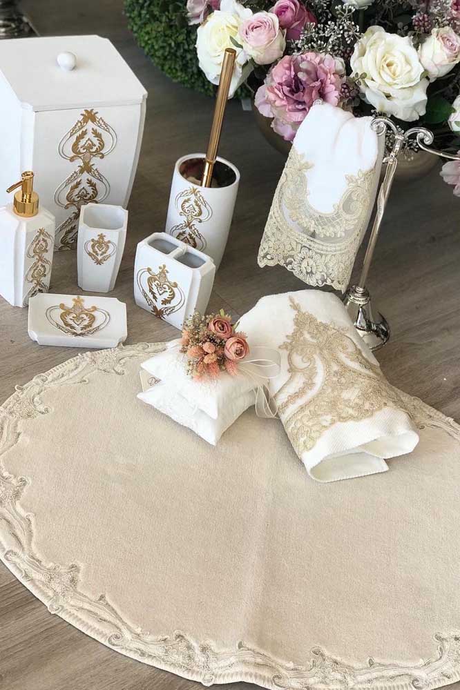 White towels with golden lace for a glamorous bathroom