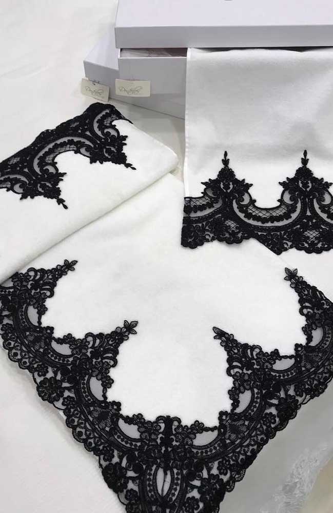 Write this idea down: white towels with black lace! A luxury!