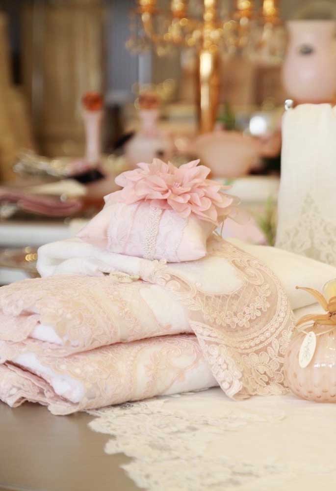 And to make everything even more delicate and romantic, bet on a pink lacy bathroom set