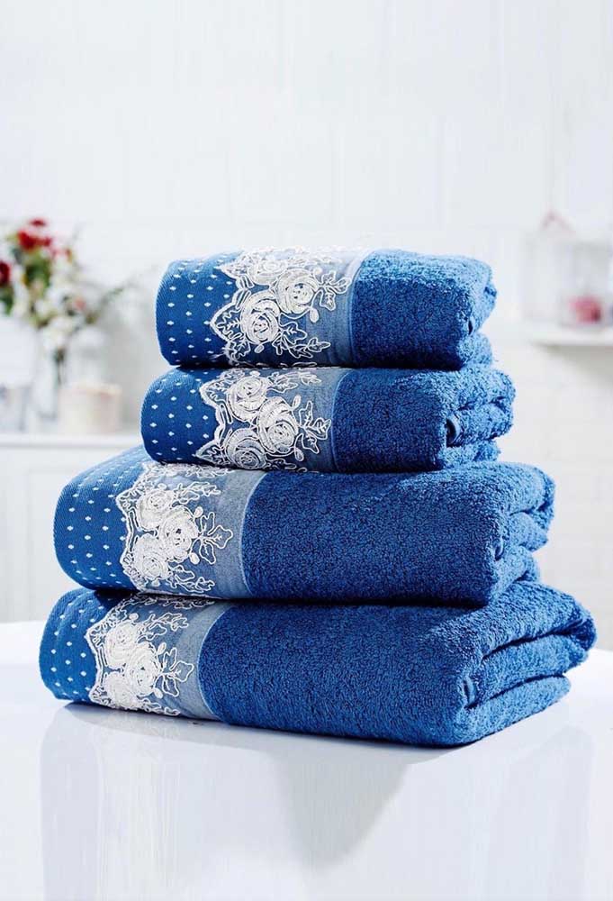 Beautiful contrast between the blue of the towels and the white of the lace