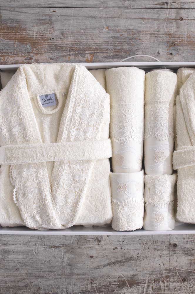 Complete lacy bathroom kit: bathrobe and towels for the couple