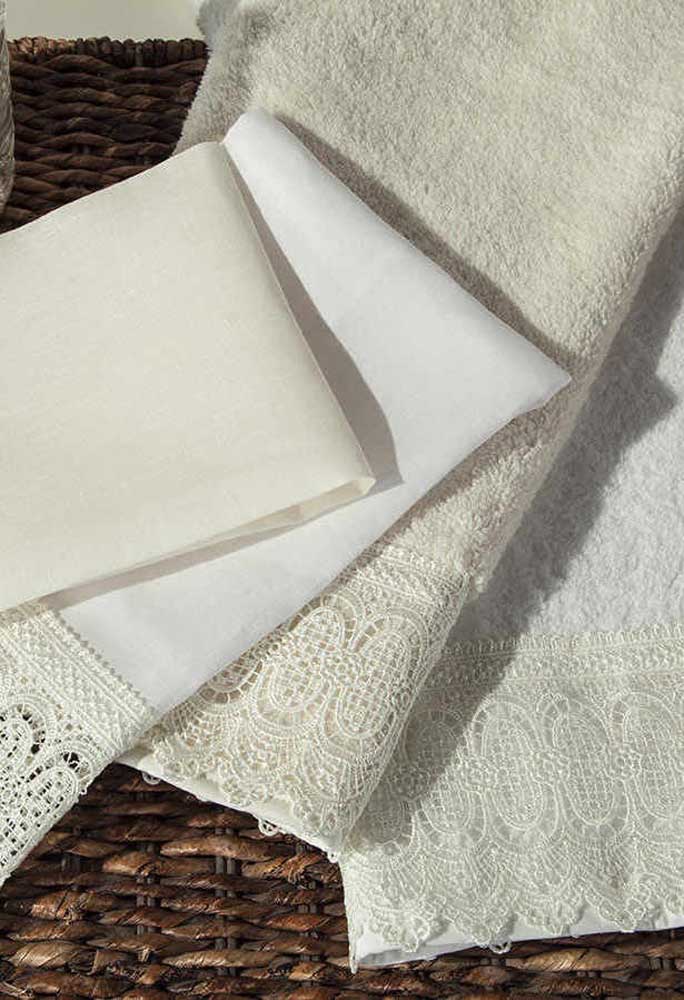 The great advantage of the lacy bathroom set is that you can customize the pieces yourself