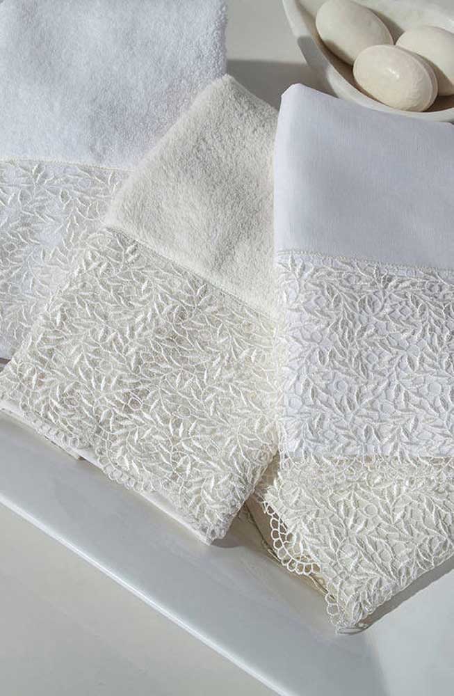 Choose a good quality lace for the bathroom set, able to withstand constant washing 