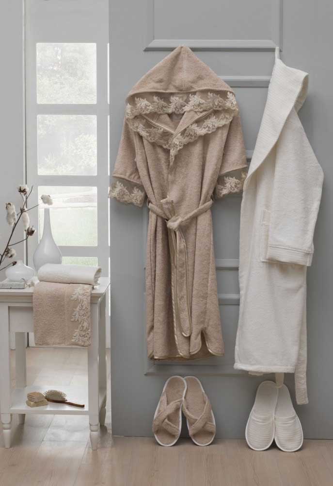 Lace bathrobe and towels to match the bathroom
