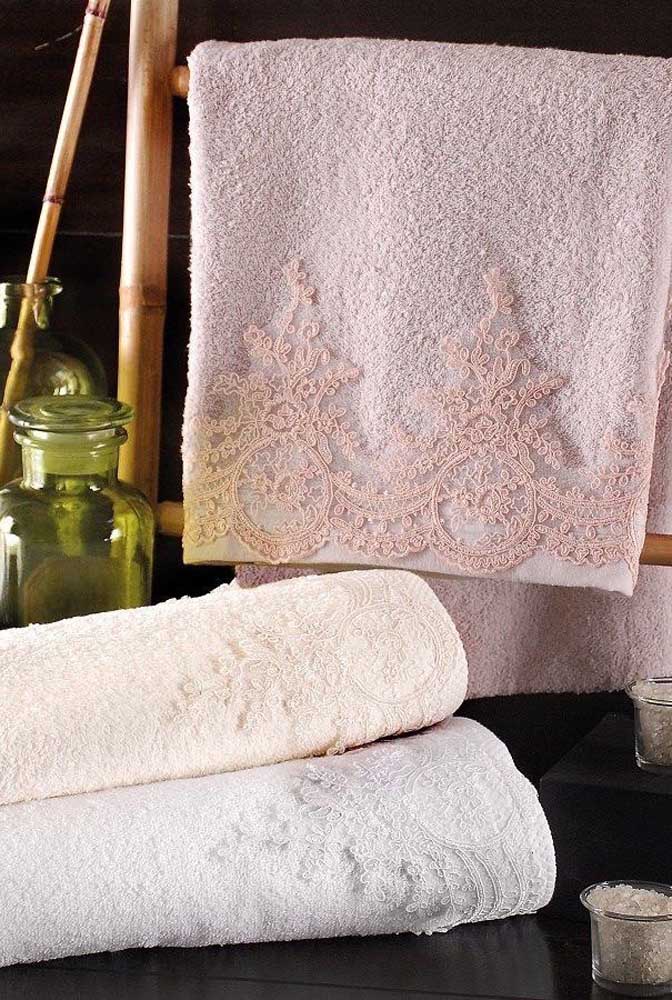 Here, the option was to use a very fine and delicate lace to decorate the bath towels